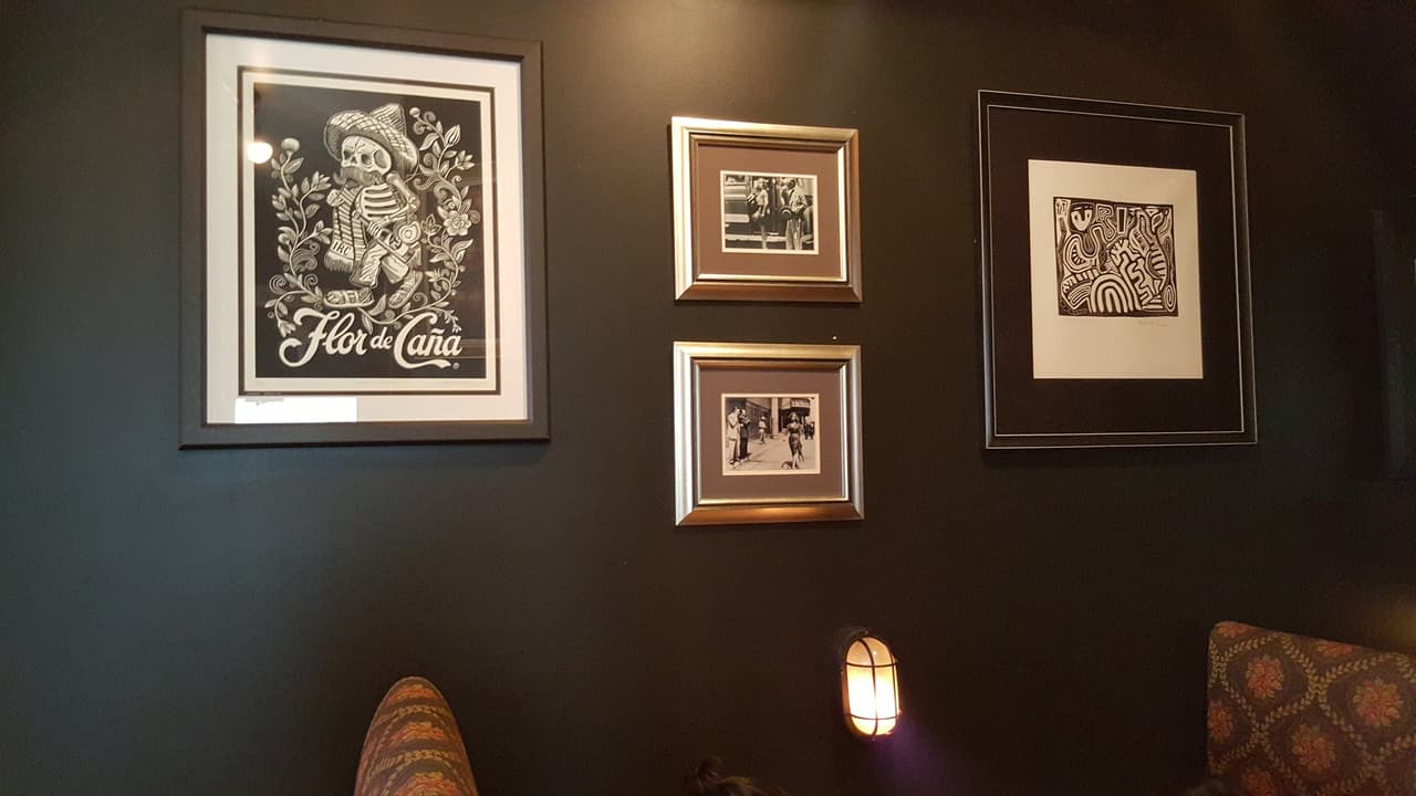 En este restaurante en Pilsen, el arte en las paredes no sólo decora el lugar, también promueve a artistas locales.