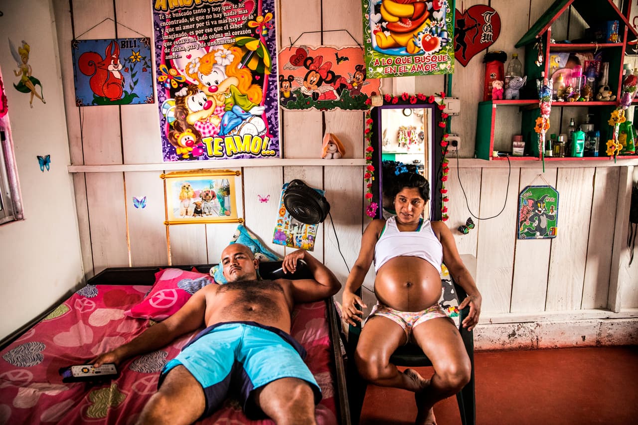 Esta imagen fue nominada a fotografía del año y muestra a Yorladis, una exguerrillera colombiana, junto a su pareja en Colinas, Colombia. Está embarazada de su sexto hijo pero por primera vez va a ser madre fuera de las Fuerzas Armadas Revolucionarias de Colombia (FARC), donde tuvo que ocultar sus embarazos a sus superiores. Desde la firma del acuerdo de paz entre el gobierno colombiano y las FARC en 2016, muchas exguerrilleras han decidido quedar embarazadas. Las combatientes se habían visto obligadas a anteponer la guerra a los hijos.