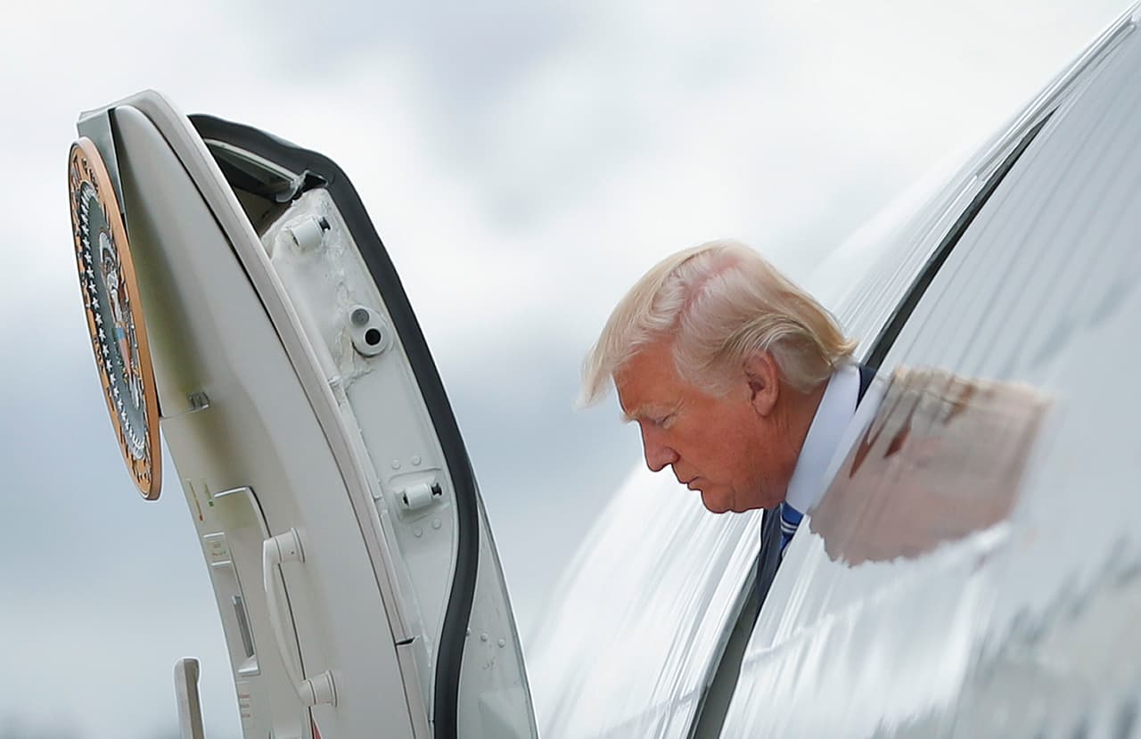<b>Una cabeza fuera del avión. </b>El Presidente Donald Trump sale de Air Force One al llegar al aeropuerto regional de Lynchburg, Virginia.13 de mayo de 2017.