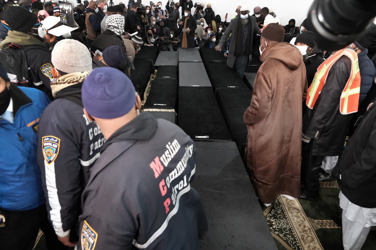 Los ataudes fueron colocados de esta forma antes de que comenzara el servicio. Se informó que 2 de los 8 niños que murieron en el incendio, fueron enterrados previamente en Harlem.