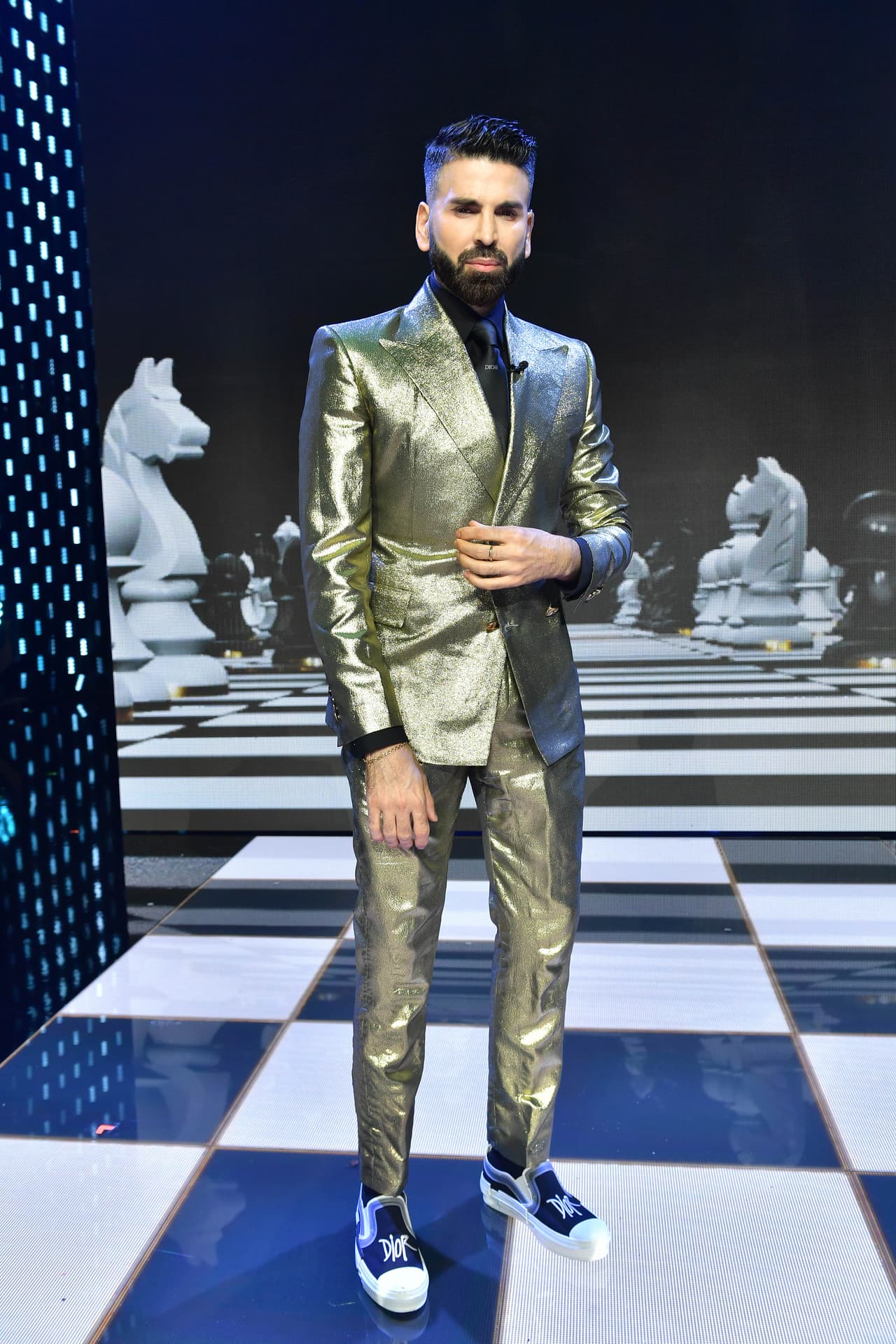 Jomari Goyso nuevamente lució un traje dorado confeccionado por Martín Polanco, con una corbata y zapatos de Dior.