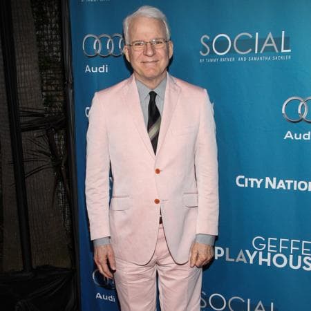 Steve Martin bromeó que había dos noticias: la buena que se había aplicado la vacuna, pero la mala, que lo hizo porque tiene 75 años.