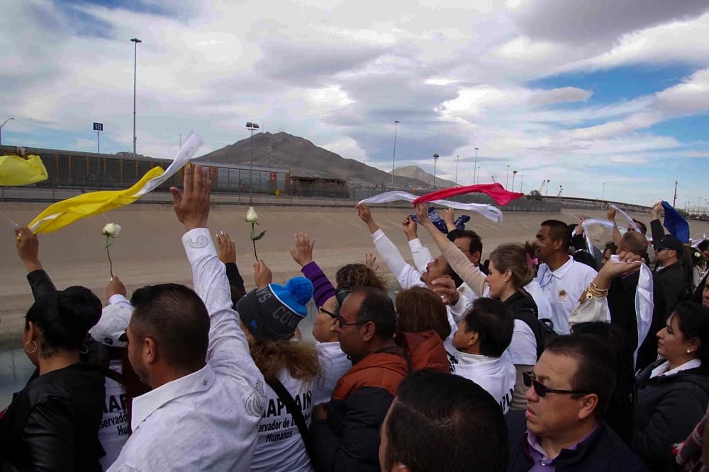 La cadena humana, conformada principalmente por integrantes de organizaciones civiles, legisladores mexicanos e inmigrantes originarios de México, El Salvador y Haití, se manifestó con gritos de "ningún ser humano es ilegal" y "no más muros", en rechazo a la propuesta del presidente de Estados Unidos de construir un muro en la frontera.