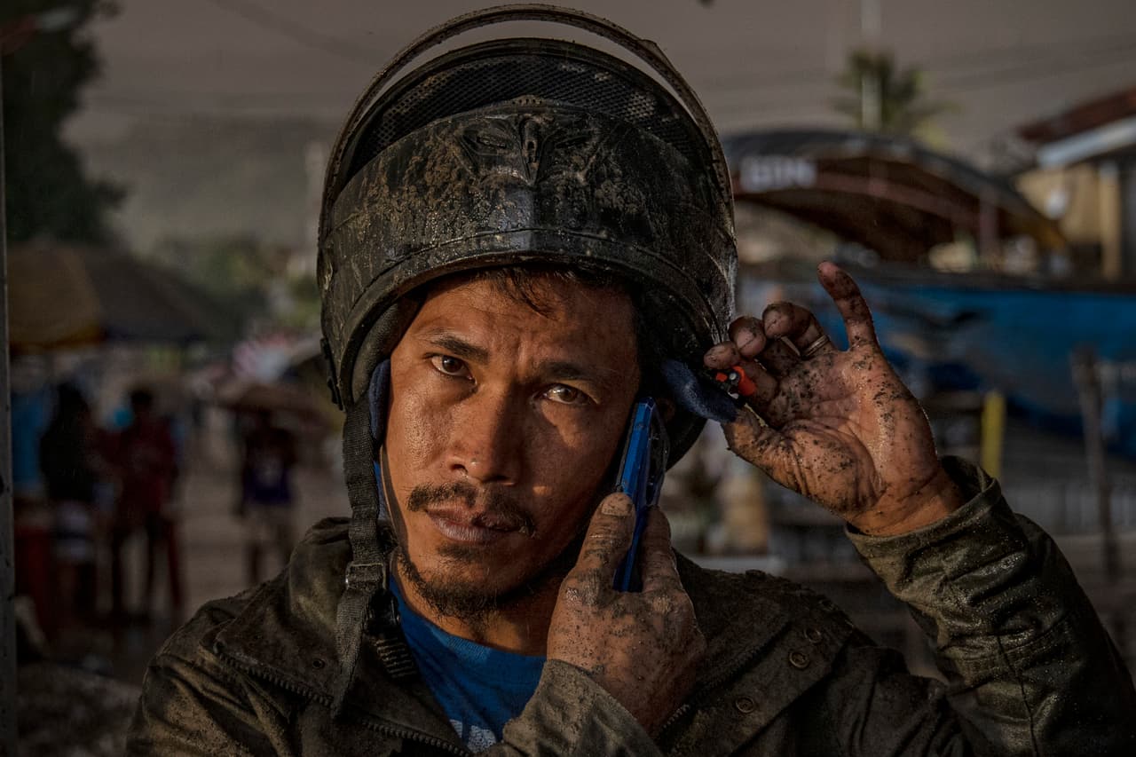 Un residente de Talisay, en la provincia de Batangas, cubierto de cenizas. En este territorio a unas 7 millas al este del volcán más de 30,000 personas dejaron sus casas, según un reporte de la agencia AP. Los expertos advirtieron que la erupción podría empeorar y se hicieron planes para evacuar a cientos de miles de personas también en otras ciudades.
