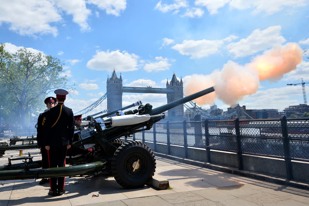 El 6 de febrero de 2020, miembros de la Honorable Compañía de Artillería dispararon cañones reales para conmemorar el aniversario de la adhesión de la reina Isabel II al trono en Londres.