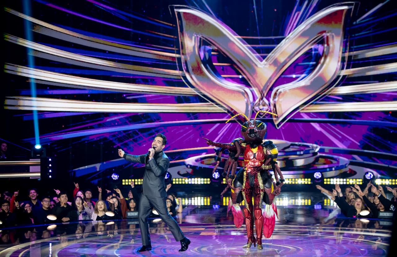 El público salvó a Huesos y por ello Avispa tuvo que revelar su identidad.