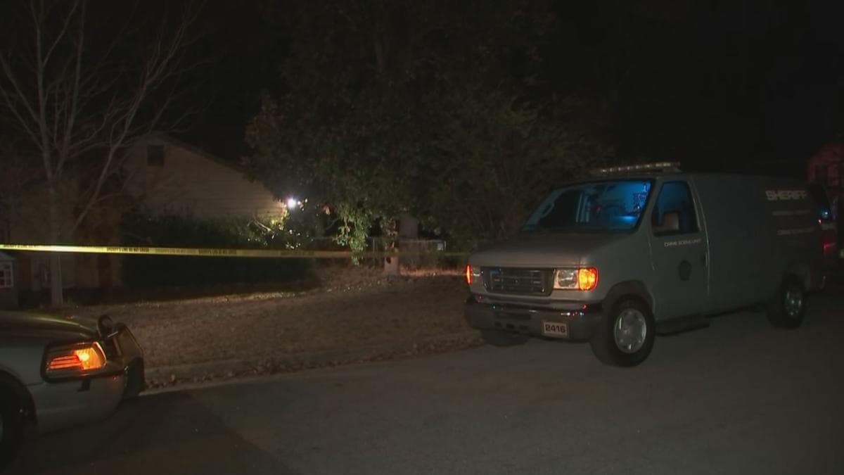 El hallazgo se realizó cuando agentes del alguacil del condado de Rockdale llegaron a la casa para verificar el estado de las personas en la residencia.