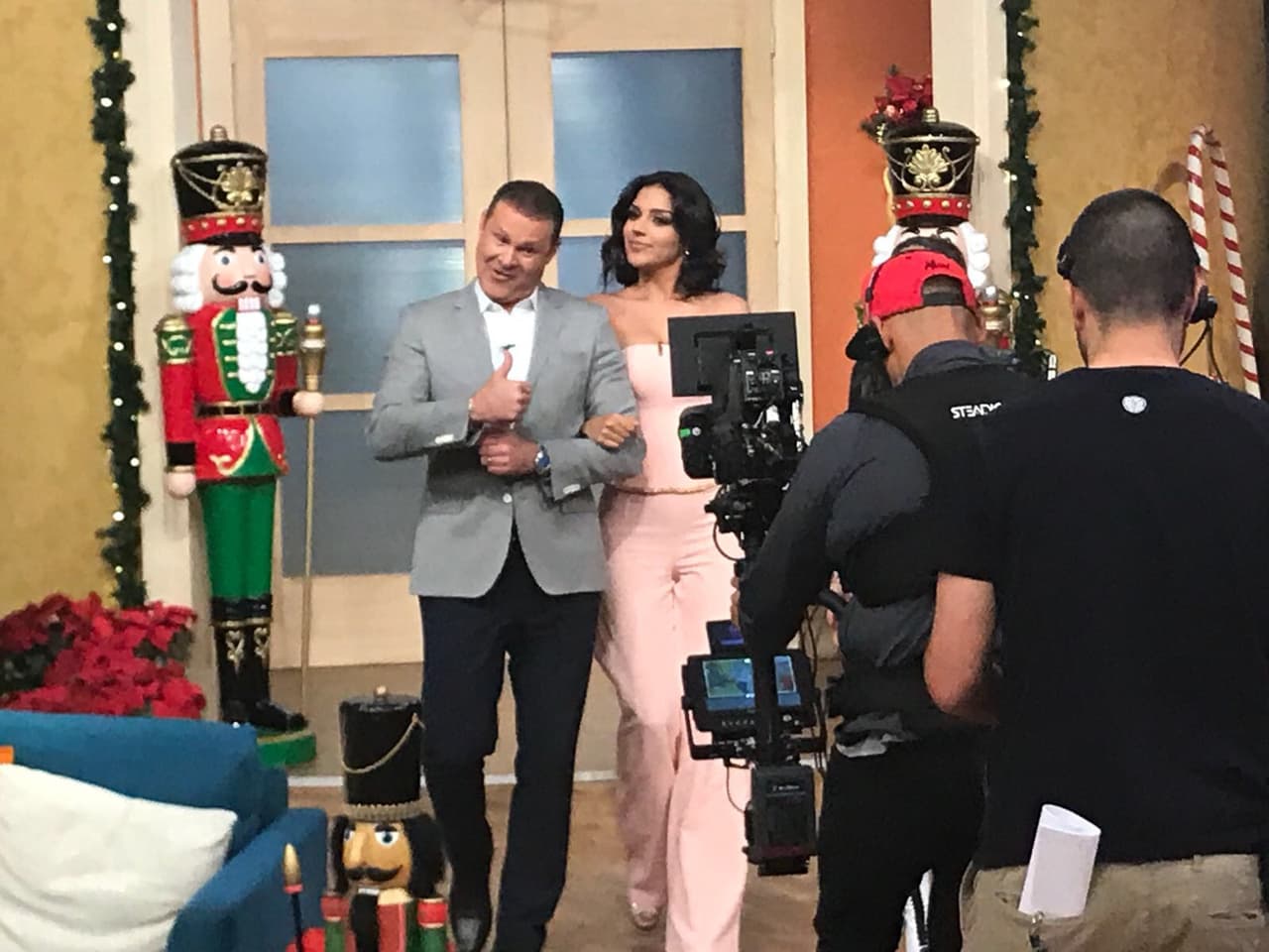 Alan Tacher le dio la bienvenida y la escoltó como todo un caballero.