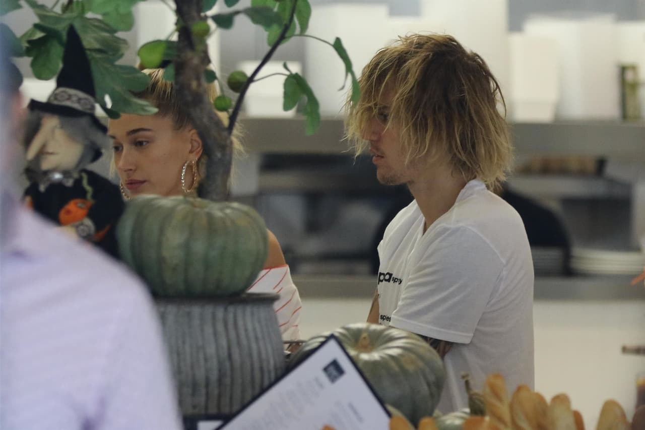 El cantante canadiense, de 24 años, sorprendió la semana pasada cuando 
<b><a href="https://www.univision.com/entretenimiento/despeinado-y-sin-su-esposa-justin-bieber-sale-de-la-iglesia-a-la-que-asistia-con-selena-gomez-fotos">salió despeinado y con una expresión sombría</a></b> a distintos lugares en Beverly Hills y Burbank, California.