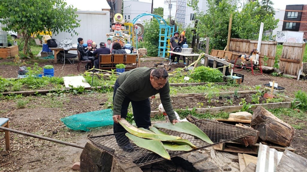 La celebración del 
<a href="https://www.univision.com/horoscopos/rituales-solsticio-de-verano-fotos">solsticio de verano 2021</a> se llevará a cabo en el 
<a href="https://www.facebook.com/iglesiasgarden" target="_blank">jardín comunitario César Andreu Iglesias</a> en 
<a href="https://www.google.com.pr/maps/place/426+W+Norris+St,+Philadelphia,+PA+19122,+USA/@39.9811111,-75.1440137,17z/data=!4m13!1m7!3m6!1s0x89c6c8121bc37fd7:0x8afb8c2c1a33734c!2s426+W+Norris+St,+Philadelphia,+PA+19122,+USA!3b1!8m2!3d39.981107!4d-75.141825!3m4!1s0x89c6c8121bc37fd7:0x8afb8c2c1a33734c!8m2!3d39.981107!4d-75.141825?hl=en" target="_blank">West Kensington</a>. Un espacio transformado en el símbolo de la resistencia y el poder de la unión comunitaria.