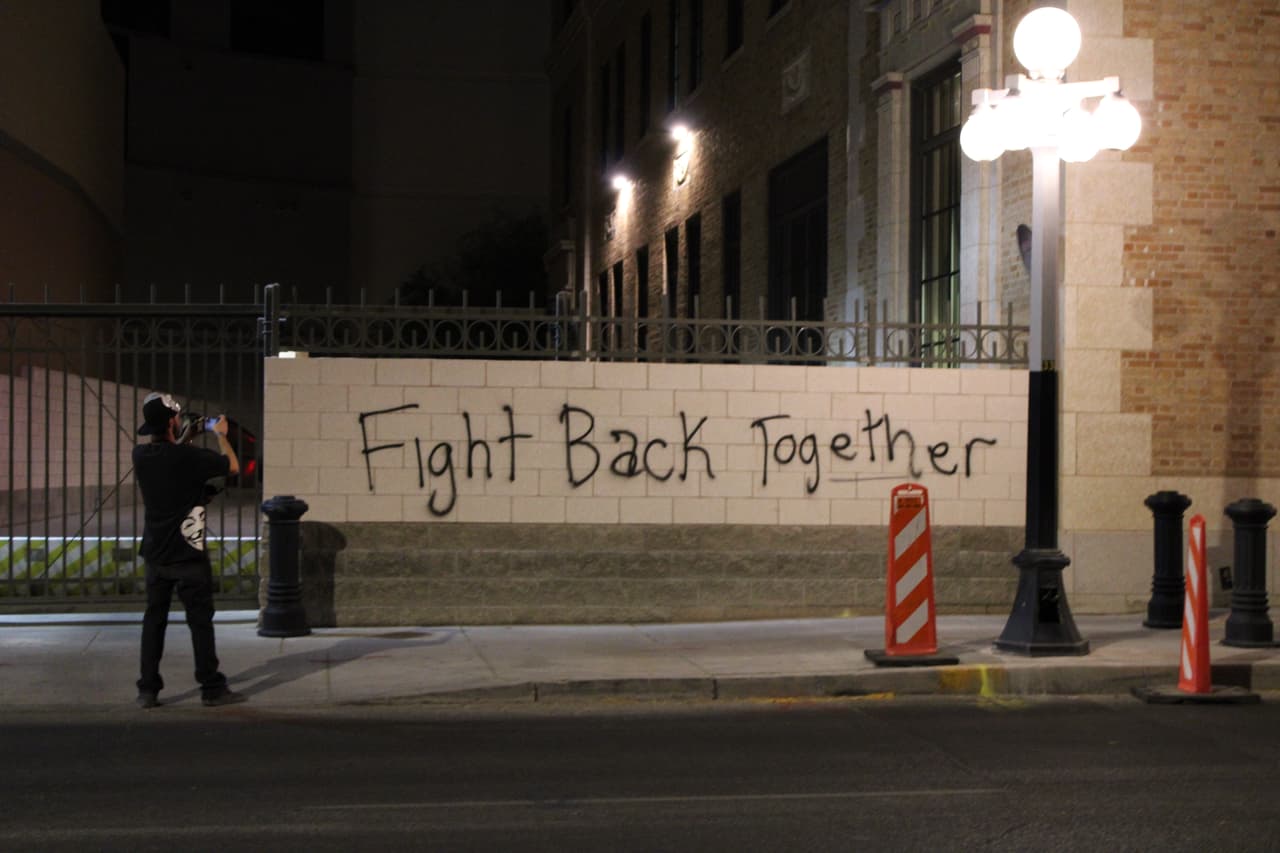 “La siguiente noche vimos 8 arrestos, pero esos arrestos fueron menores”, dijo Francisco Magos, portavoz del departamento de la policía de Tucson en una entrevista con Univision Arizona.
<br>