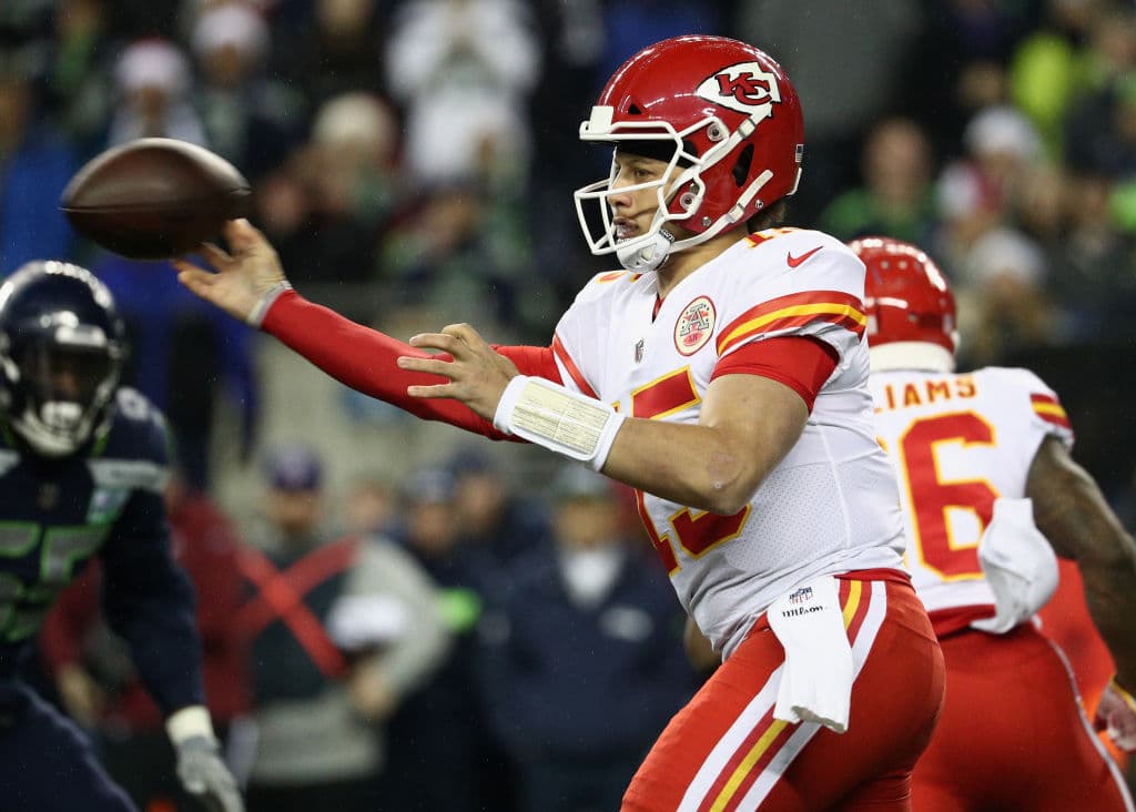Patricl Mahomes completó 23 de 40 envíos para 273 yardas con tres pases de touchdown, con lo que llega a 48 en la temporada, líder absoluto de la NFL. Fue capturado una vez.