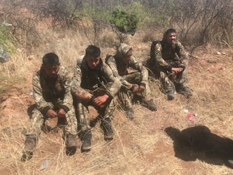 Los cuatro indocumentados fueron entregados a la Patrulla Fronteriza para su procesamiento.