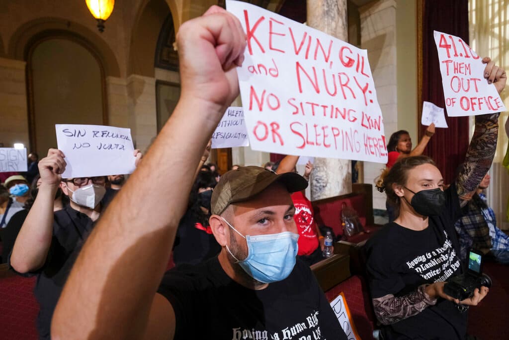 Sin embargo, la comunidad, que llegó hasta el Concejo de Los Ángeles, y políticos de todos los niveles, han manifestado desde el lunes que todos deberían renunciar a su cargo.