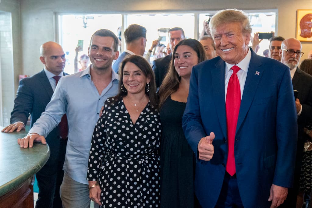 El equipo del expresidente habría decidido pasar por el restaurante Versailles por ser un lugar icónico para la comunidad cubana en Miami, con ello el ahora candidato por la nominación republicana buscaría la simpatía de los latinos, golpeados últimamente por leyes como la de inmigración aprobada por el candidato republicano y gobernador de Florida Ron DeSantis.