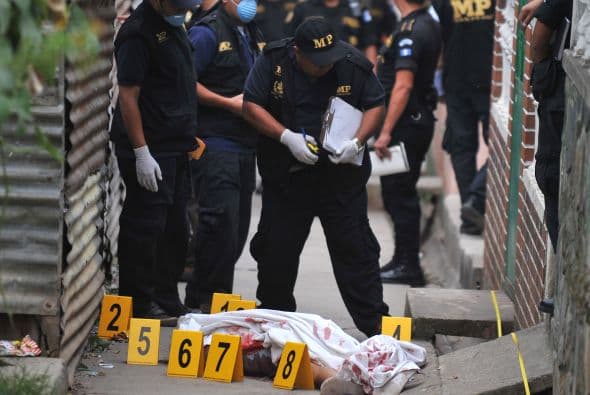 La alarmante inseguridad en Venezuela le ha valido el lamentable primer lugar en cantidad de asesinatos en la región: el país caribeño registró este año 17,600 asesinatos, según cifras de la organización Observatorio Venezolano de Violencia (OVV), que aún así calificó su estimación como "conservadora".