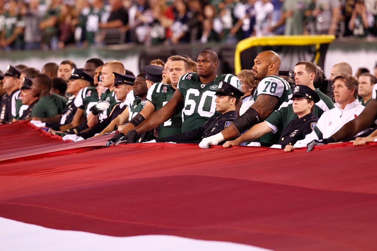 El 11 de septiembre de 2011, los jugadores de los Jets de Nueva York se unieron al equipo de rescatistas del ataque terrorista del 11 de septiembre para sostener la bandera estadounidense mientras se escuchaba la canción “Amazing Grace”, en conmemoración del décimo aniversario de la tragedia que sacudió a EEUU.
