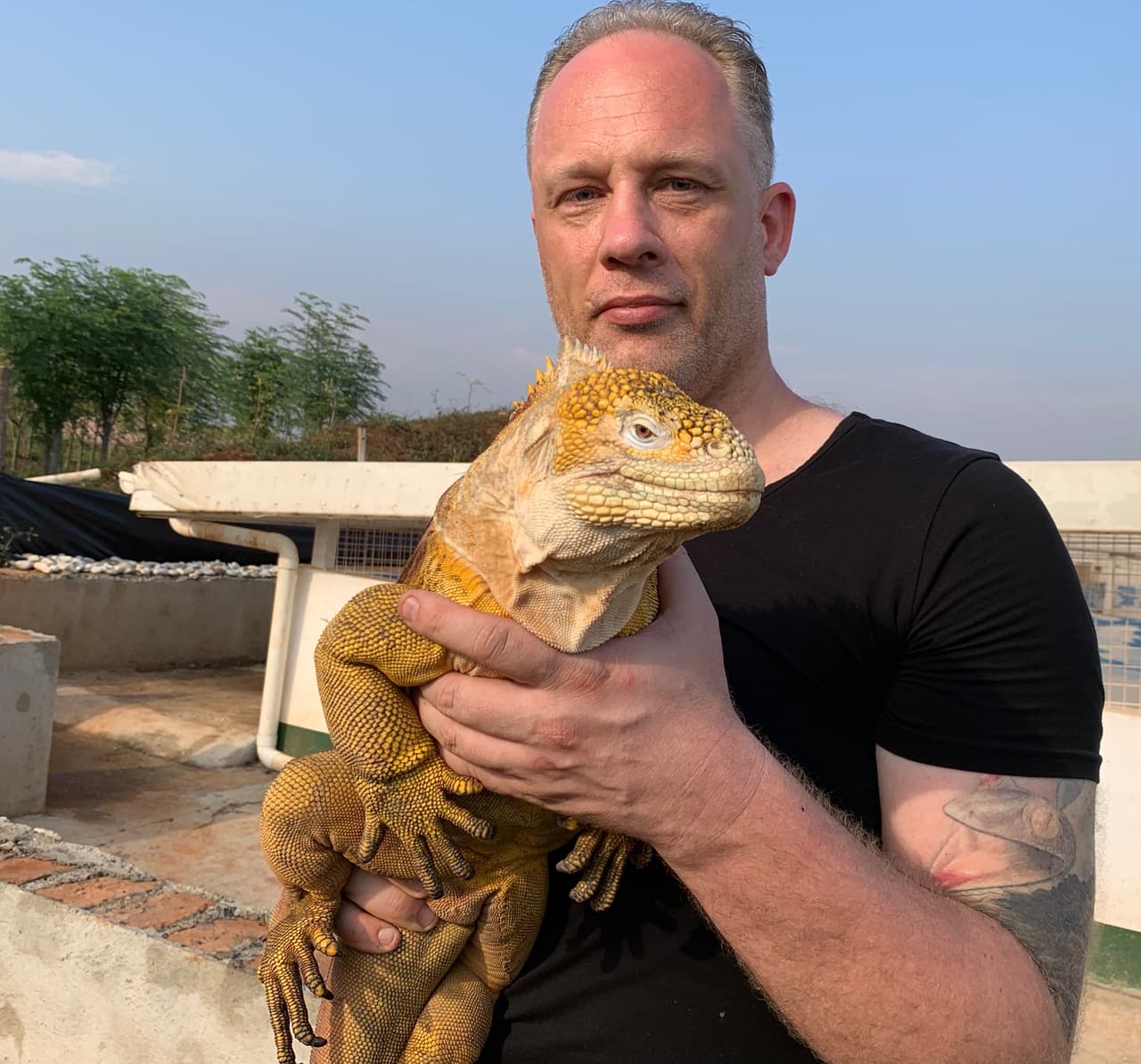Matthijs Kuijpers con una iguana en sus manos. El proyecto de fotógrafo ha sido financiado en parte por una 
<a href="https://www.kickstarter.com/projects/coldinstinct/cold-instinct?ref=76iyuw" target="_blank">campaña de recolección de fondos abierta en Kickstarter</a>, en la que los amantes de las fotografías de reptiles pueden colaborar.