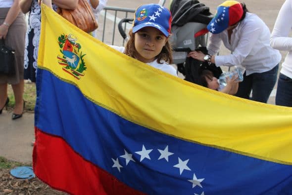 A cantos y gritos pidieron paz y libertad en la calle Westheimer, una de las más transitadas de Houston. 