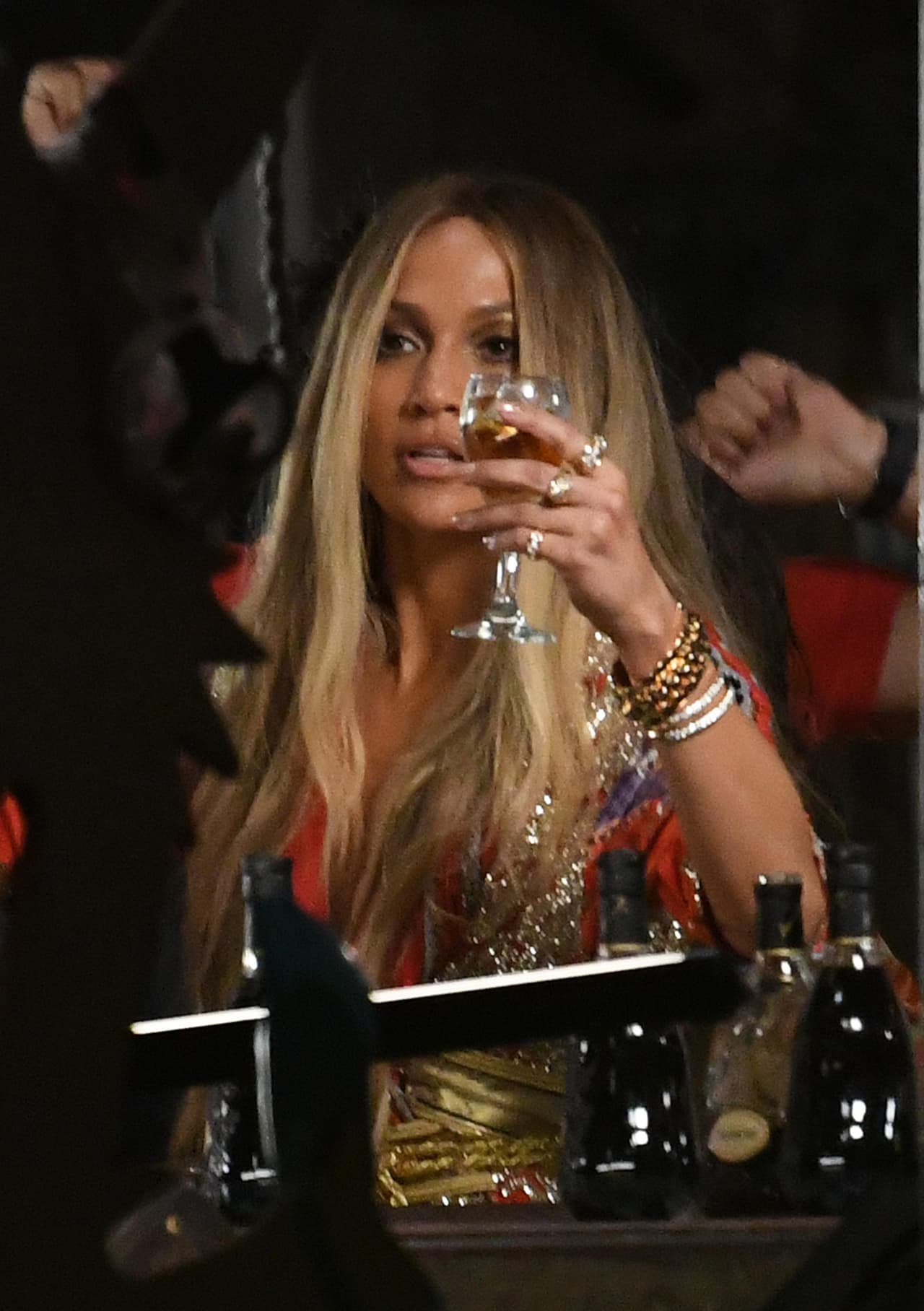 ¿Así o más sexy? Jennifer López buscando la pose ideal para la siguiente toma del video 'Ni tú, ni yo'.