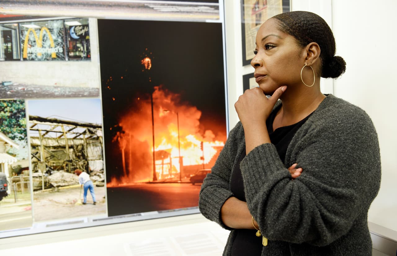 McCory relató que después que acabó la violencia, pudo comprender la nueva realidad que se hacía sentir en su comunidad. “Ya no estaban la lavandería, la cafetería, tu restaurante de comida rápida favorito”. No obstante, la joven siguió adelante, obtuvo su título universitario de UCLA y regresó a su vecindad donde trabaja como una organizadora comunitaria y asesora política.