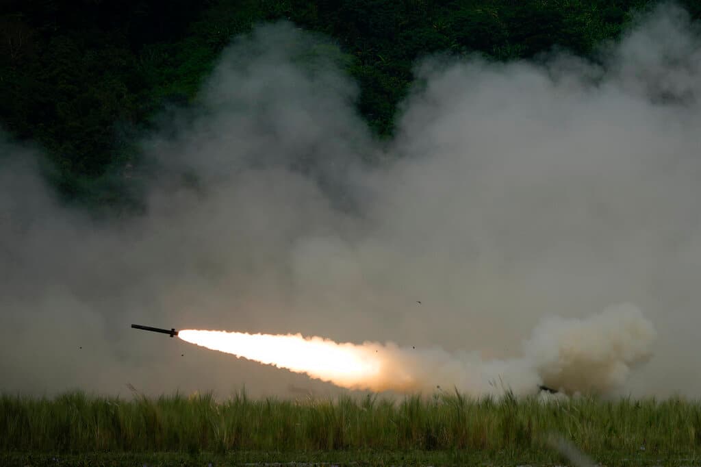 Un sistema de cohetes de artillería de alta movilidad M142 (HIMARS) dispara un misil durante los simulacros de combate anuales entre el Cuerpo de Marines de Filipinas y el Cuerpo de Marines de EEUU el jueves 13 de octubre de 2022.