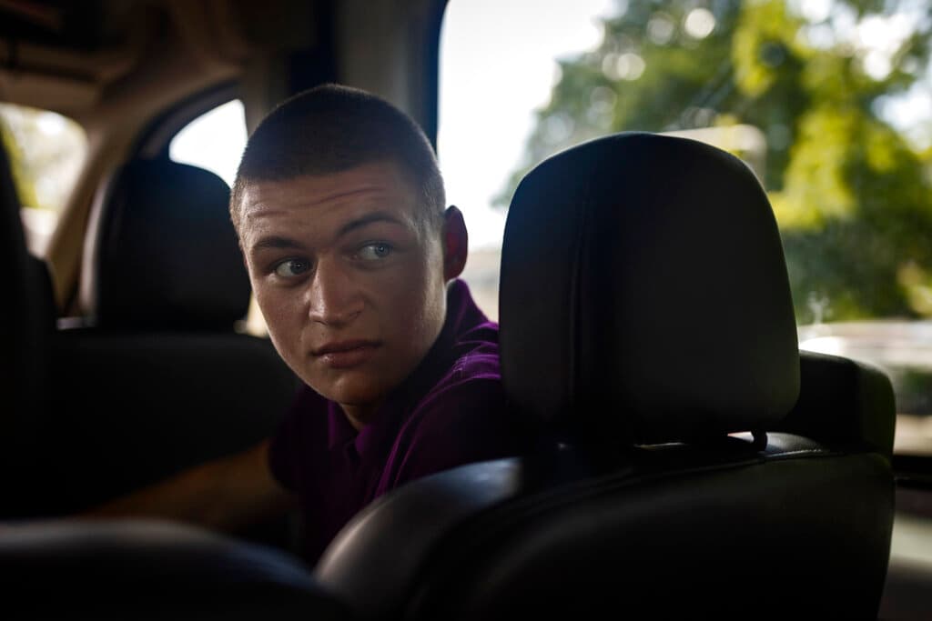 Stephen Rapp, ex embajador de Estados Unidos para asuntos de 
<a href="https://www.univision.com/noticias/mundo/ucrania-acusa-rusia-crimenes-de-guerra-masacre-bucha">crímenes de guerra</a> que está asesorando a Ucrania en los procesos judiciales, afirma que la deportación de niños "no es algo que ocurra de forma espontánea en el campo de batalla". Incluso en los casos en los que los padres han muerto, dijo Rapp, sus hijos deben ser protegidos, acogidos o adoptados en Ucrania en lugar de ser deportados a Rusia, destacó Rapp. Timofey tardó un par de días en creer que realmente estaba de vuelta con sus padres tras haber sido separado de ellos durante la guerra.