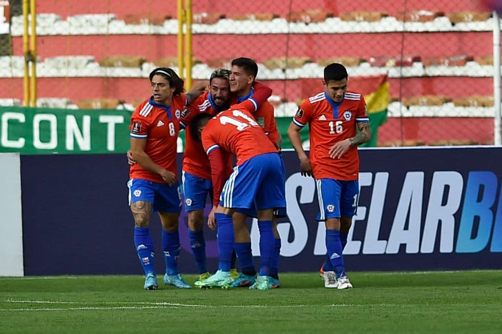 Chile derrota en partido cardiaco a Bolivia 3-2 en las eliminatorias de CONMEBOL rumbo a Qatar 2022. Alexis Sánchez abrio el marcador al 14', sin embargo, Enoumba empataba al 37'. Ya en la segunda mitad Marcelino Nuñez y Alexis Sánchez le dieron el triunfo a la 'Roja', Marcelo Martins sumó uno más para los locales.