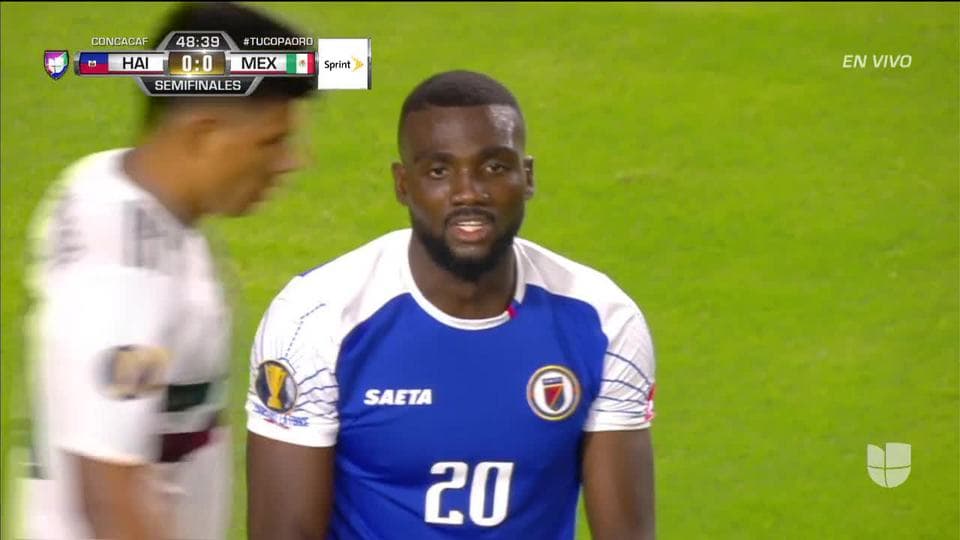 Tiro desviado de Frantzdy Pierrot