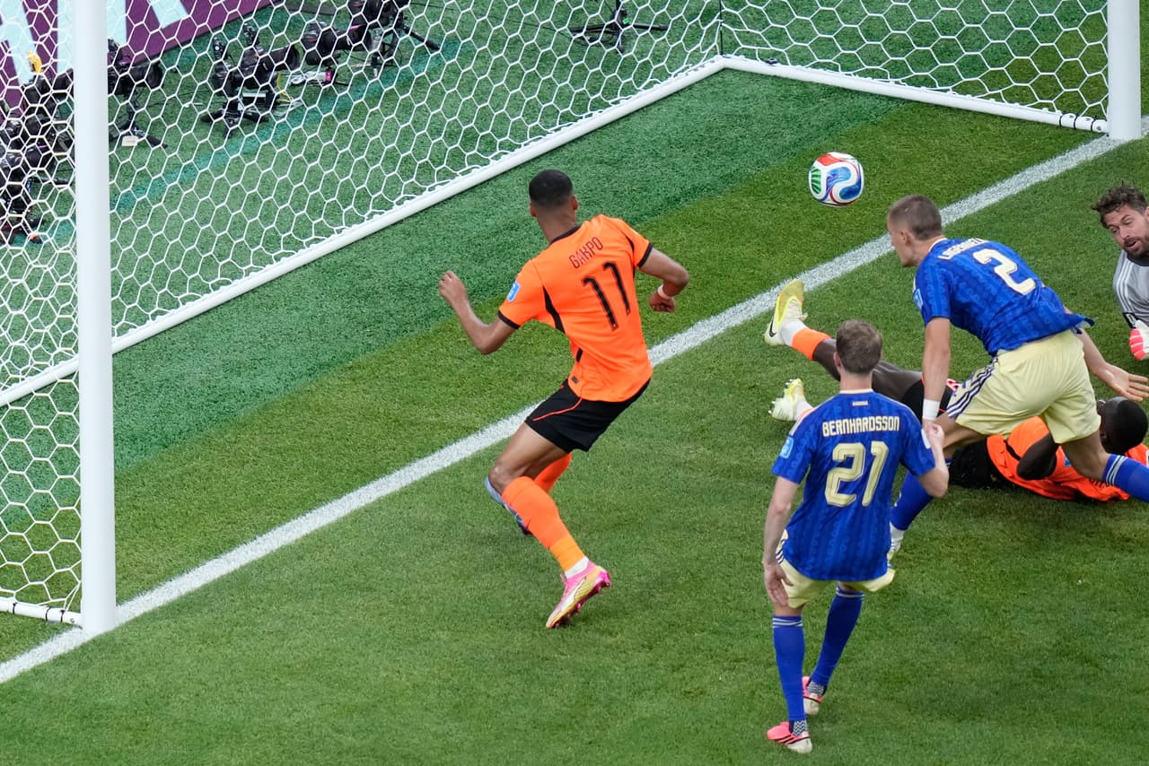 Minuto 47, después de la pausa del segundo tiempo, Cody Gakpo marca el tercer tanto del partido contra Suecia.