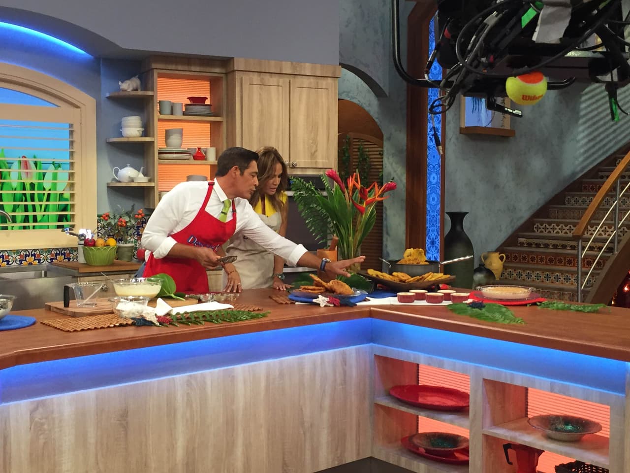 Karlita se quedó sorprendida de lo bien que menea la cuchara nuestra Johnny.