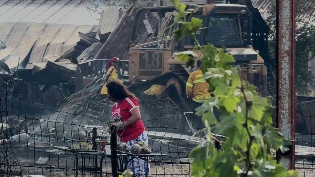 Incendio forestal alcanza varios edificios y estructuras en Livermore
