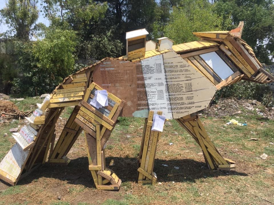 En otro costado del coyote guía se incluyó un directorio de todos los albergues y lugares de asistencia a migrantes que hay en México.