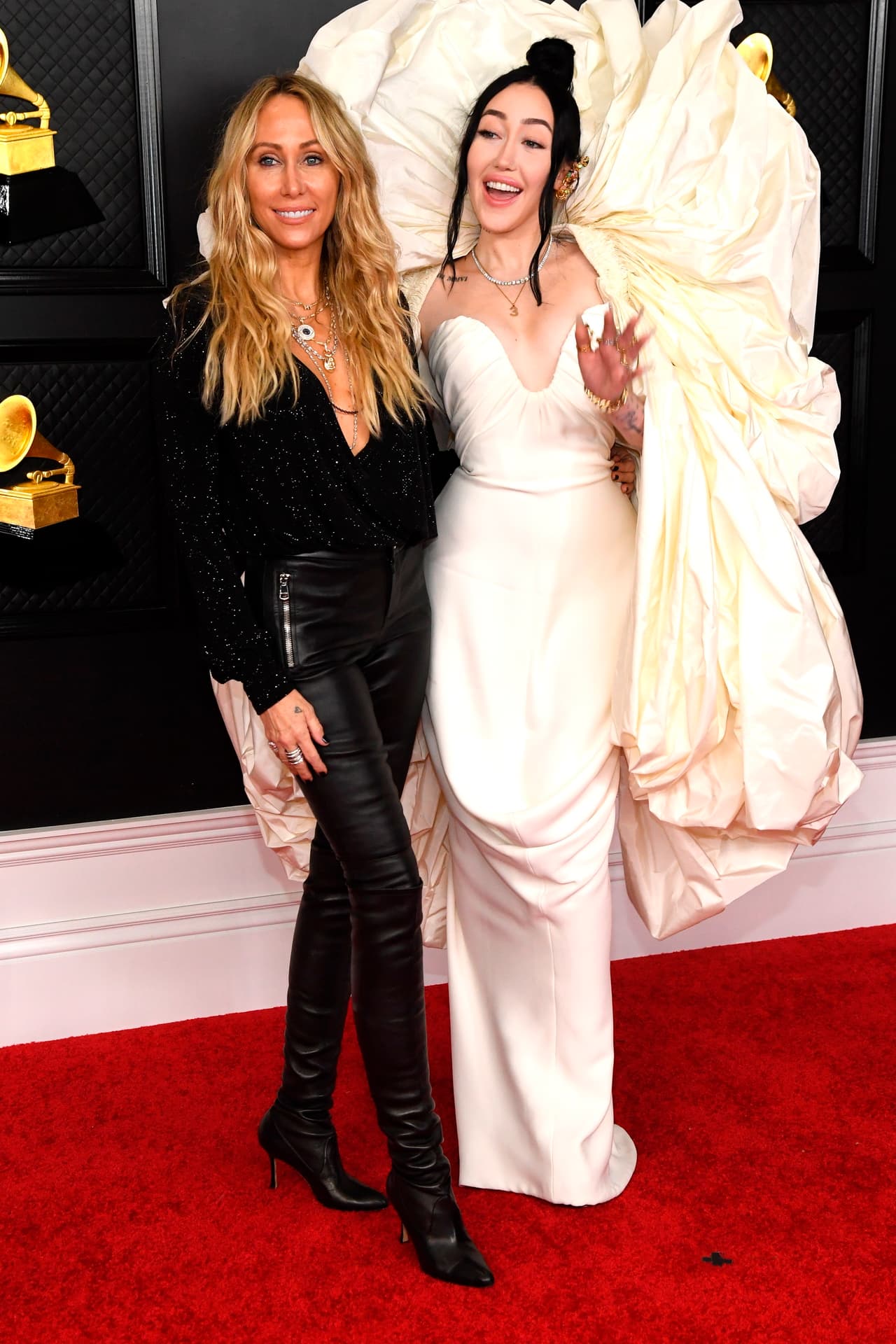 Noah Cyrus posó primero con su mamá, Tish Cyrus, quien no puso tanto esfuerzo como su hija en su vestuario.