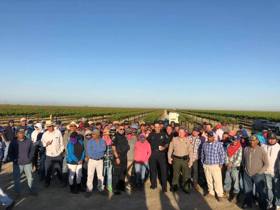 El viernes 26 de abril se realizó en Delano, ciudad en el condado de Kern, California, el primer evento llamado Café con Campesinos que busca promover una mejor relación entre trabajadores del campo y agencias del orden.