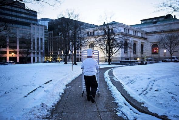 Pese a las condiciones climáticas, un cocinero no deja de realizar sus labores en Washington.