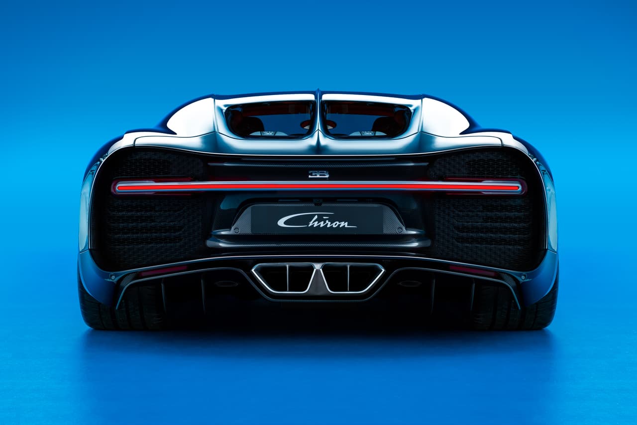 Chiron va de 0 a 62 mph en 2,5 segundos, y de 0 a 186 mph en 13.5 segundos, lo cual se traduce en 3 segundos menos en relación a su compañero Veyron