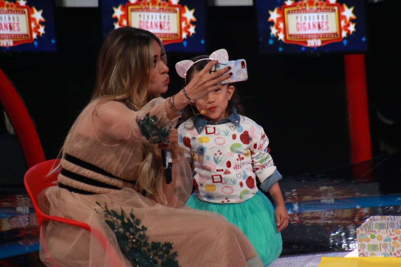 Anahí llegó con clases de 'selfie' al estreno de Pequeños Gigantes.