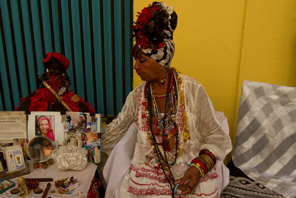 También están las rojas y blancas, relacionadas con Shangó, el dios del fuego y la pasión, la deidad varonil por excelencia. Es un Orisha muy poderoso, vengativo y considerado dios de la guerra, por lo que se le relaciona con el rojo, un tono muy importante en la santería.