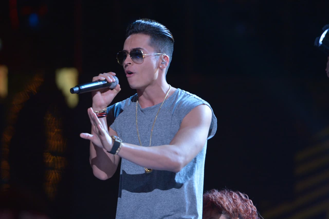 El escenario se llenó de fuego gracias a uno de los temas que practicó para la gran noche.