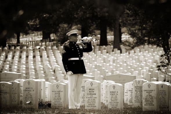 El 11 de septiembre Estados Unidos fue víctima de horrendos ataques terroristas: Al Qaeda secuestró e impactó cuatro aviones contra varios objetivos y que causaron la muerte y destrucción, siendo el episodio que precedería a la guerra de Afganistán y a la adopción por el Gobierno estadounidense y sus aliados de la política denominada de Guerra contra el terrorismo. Los atentados fueron cometidos por diecinueve miembros de la red yihadista Al-Qaida,1 divididos en cuatro grupos de secuestradores, cada uno de ellos con un terrorista piloto que se encargaría de pilotar el avión una vez ya reducida la tripulación de la cabina. Los aviones de los vuelos 11 de American Airlines y 175 de United Airlines fueron los primeros en ser secuestrados, siendo ambos estrellados contra las dos torres gemelas del World Trade Center, el primero contra la torre Norte y el segundo poco después contra la Sur, provocando que ambos rascacielos se derrumbaran en las dos horas siguientes.2 3 El tercer avión secuestrado pertenecía al vuelo 77 de American Airlines y fue empleado para ser impactado contra una de las fachadas del Pentágono, en Virginia. El cuarto avión, perteneciente al vuelo 93 de United Airlines, no alcanzó ningún objetivo al resultar estrellado en campo abierto, cerca de Shanksville, en Pensilvania, tras perder el control en cabina como consecuencia del enfrentamiento de los pasajeros y tripulantes con el comando terrorista.