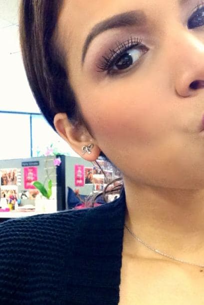 A través de las famosas fotos 'selfies' es como nuestra reina mantiene una estrecha relación con sus seguidores. Este tipo de fotos se han convertido en un fenómeno y no hay quién no se haya tomado una. Ahora puedes subir la tuya con el hashtag #NBLselfie para ganar un kit de belleza, los detalles aquí