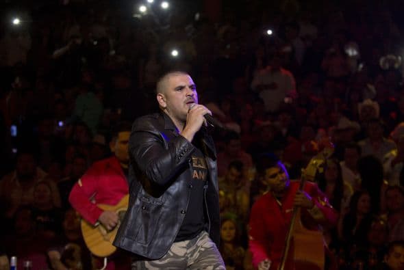 'El Komander' inició su carrera como vocalista de la banda Comando Norteño, originaria de Culiacán, Sinaloa.