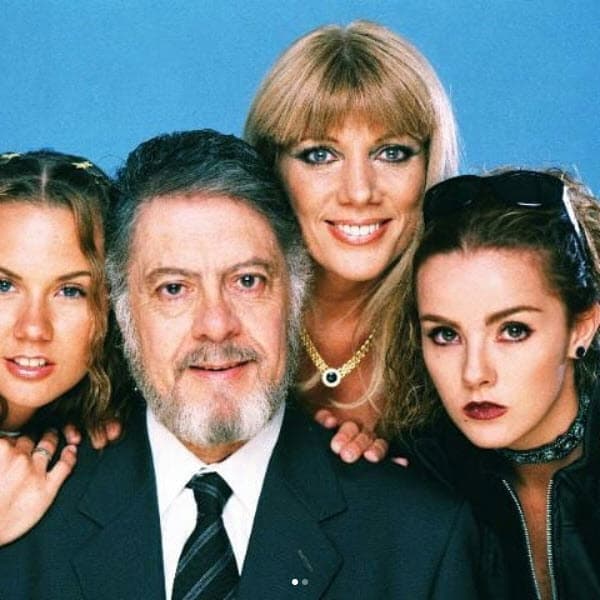 En la historia, Laura (Michelle Vieth) era hija de Pedro González (Eugenio Cobo) y Alma Uribe de González (Alicia Fahr) y hermana de Andrea (Marisol Mijares).