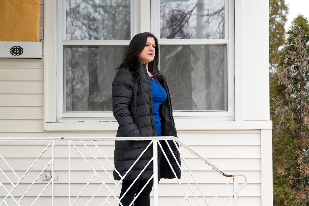 <b>Sandra Díaz.</b>
<br>
<b>Trump National Club Bedminster, New Jersey.</b>
<br>Costaricense. Llegó a Estados Unidos de vacaciones en 1999. Fue mucama del club desde 2010 a 2013. Limpiaba las camisas de Trump manchadas con el maquillaje naranja que usa. Es la voz cantante de los indocumentados de Trump con el respaldo del abogado Aníbal Romero. Vea la historia completa en el especial 
<a href="https://www.univision.com/noticias/especiales/los-secretos-de-las-mucamas-de-trump">Los secretos de las mucamas de Trump</a>, de Univision Investiga.