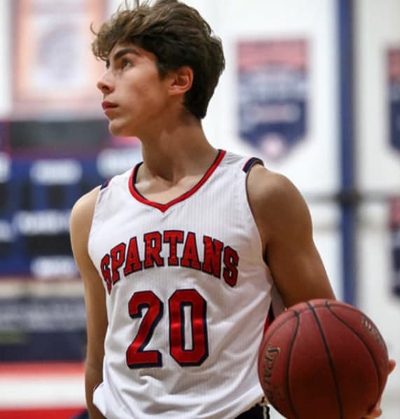 Además de ir al gimnasio, practica básquetbol en el colegio.