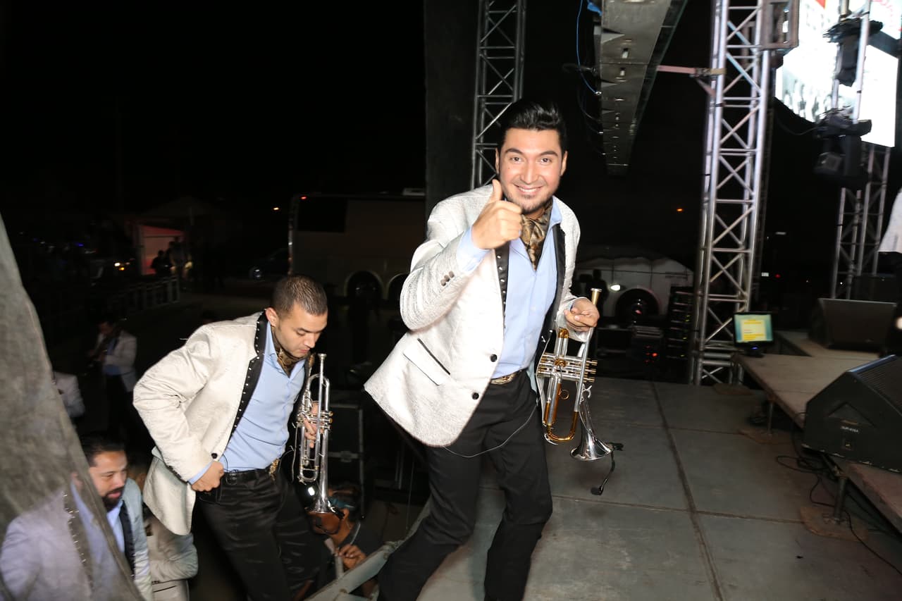 Antes de subir al escenario, Jesús Abel Moreno se detuvo a saludar a la cámara.