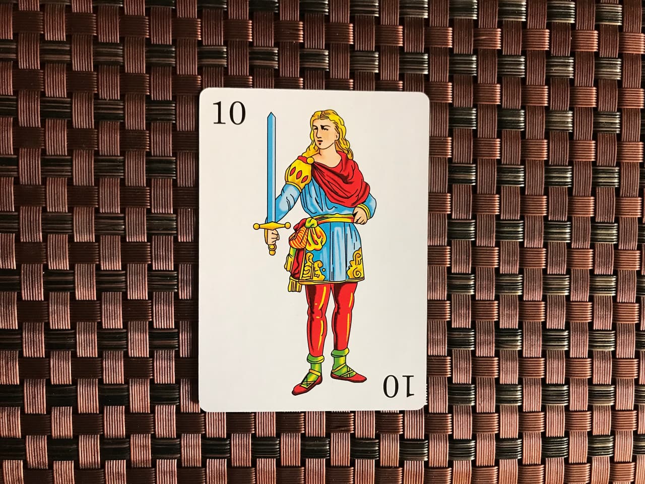 La
<b> sota de espadas</b> habla de una mujer en nuestras vidas de un fuerte carácter. No sólo es ambiciosa y determinada, sino hasta un poco agresiva y arrogante, dispuesta a tomar el mando (o espada) para asegurarse de salirse con la suya, pase lo que pase y cueste lo que cueste.