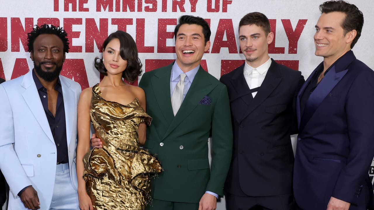 Eiza González aparece con Babs Olusanmokun (izq.) y otros compañeros de la película ‘The Ministry of Ungentlemanly Warfare’ que también tiene a Henry Cavill en el elenco (der.).