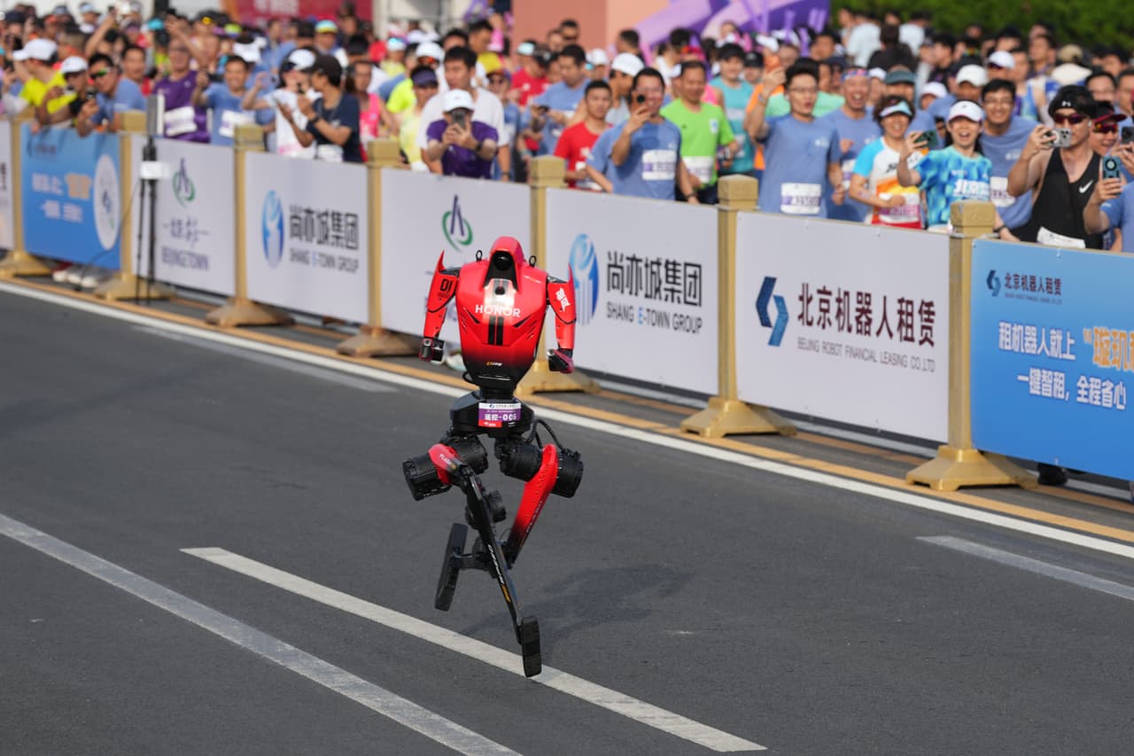 Robot humanoide rompe récord humano y gana media maratón en Pekín
